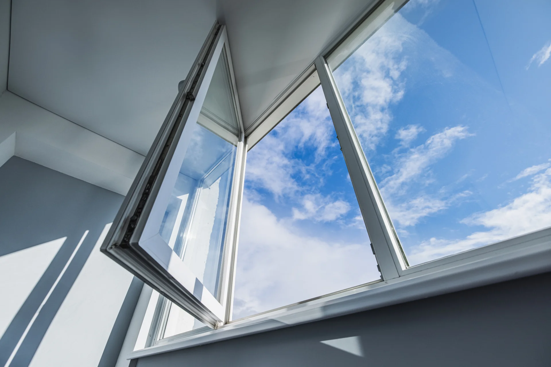 VLX 80 Casement Window in Palmetto Bay, FL | TruePane Windows & Doors - detail 1
